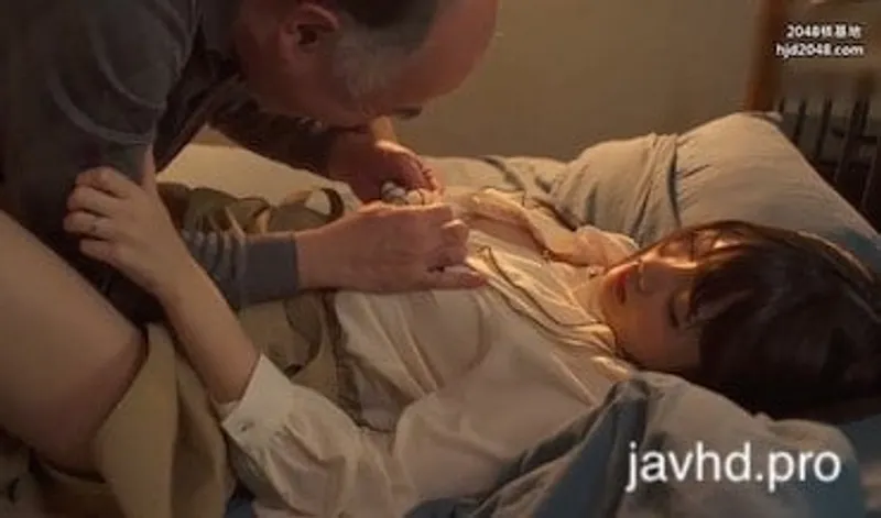 Người chồng đi vắng cô vợ bị lão già nhà sát bên hiếp suzu harumiya